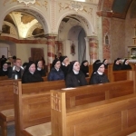 Sestry na sv. omši 2..JPG